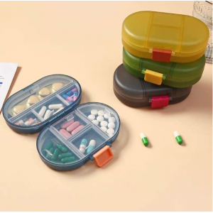 Pastillero organizador portátil con compartimentos para medicamentos y vitaminas. Diseño práctico para uso diario. Venta por mayoreo