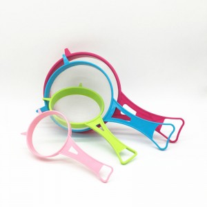 Juego de coladores plásticos de colores con malla metálica – Set de 4 piezas – Venta por mayoreo 032-68