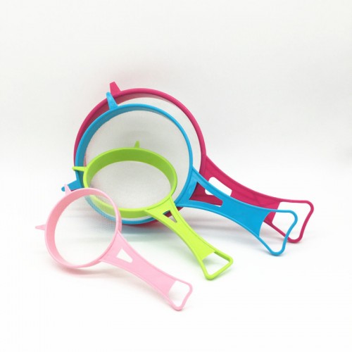 Juego de coladores plásticos de colores con malla metálica – Set de 4 piezas – Venta por mayoreo 032-68