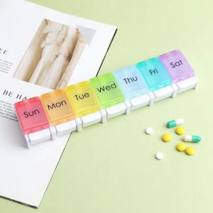 Pastillero semanal portátil con 7 compartimentos de colores para organizar medicamentos y vitaminas. Diseño práctico. Venta por mayoreo