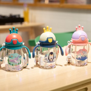 Botella deportiva de 380 ml con divertidos diseños de animalitos, con tapa decorativa tipo corona y asas laterales para un mejor agarre. Ideal para niños. Venta por mayoreo 0892