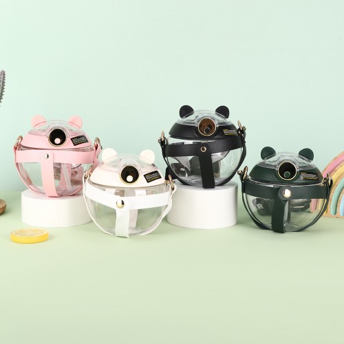 Compra la Botella Panda Cute, una botella de agua transparente con diseño adorable de panda, tapa segura y correa ajustable para llevar contigo a todas partes venta al por mayor 0912VA