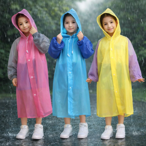 Impermeable infantil material PEVA con capucha, ligero y resistente al agua. Ideal para lluvia, escuela y viajes. Colores combinados. Venta por mayoreo 104