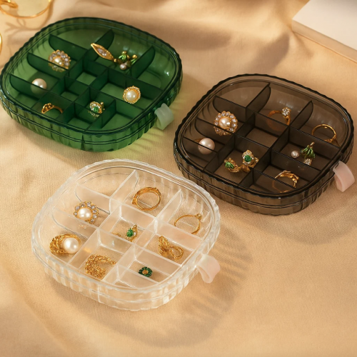 Caja organizadora de una sola capa con 15 compartimentos, ideal para joyería, bisutería y pequeños accesorios. De plástico, diseño moderno y tamaño compacto 15×15×2.5 cm. Venta por mayoreo 11477