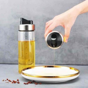 Aceitero con tapa antigoteo de vidrio y acero inoxidable. Ideal para aceite, vinagre o salsa de soya. Diseño moderno y funcional. 11491