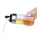 Aceitero con tapa antigoteo de vidrio y acero inoxidable. Ideal para aceite, vinagre o salsa de soya. Diseño moderno y funcional. 11491