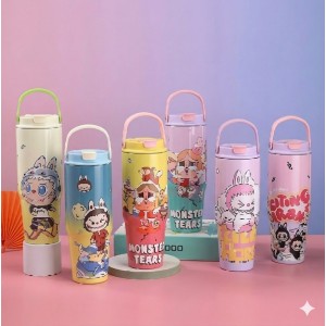 Termo infantil de 900 ml con asa de transporte y diseños surtidos. Ideal para escuela y uso diario. Venta por mayoreo