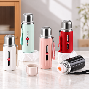 Termo de 800 ml con Tapa Tipo Taza, Cordón y 5 Colores Surtidos por Mayoreo