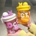 Vaso infantil de 560 ml con personajes divertidos y tapa antiderrame, colores mixtos. Ideal para jugos, agua o té. Venta por mayoreo 1529