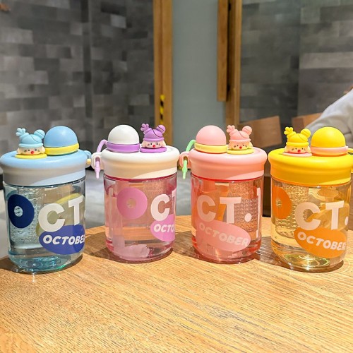 Vaso infantil de 560 ml con personajes divertidos y tapa antiderrame, colores mixtos. Ideal para jugos, agua o té. Venta por mayoreo 1529