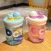 Vaso infantil de 560 ml con personajes divertidos y tapa antiderrame, colores mixtos. Ideal para jugos, agua o té. Venta por mayoreo 1529
