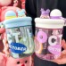 Vaso infantil de 560 ml con personajes divertidos y tapa antiderrame, colores mixtos. Ideal para jugos, agua o té. Venta por mayoreo 1529