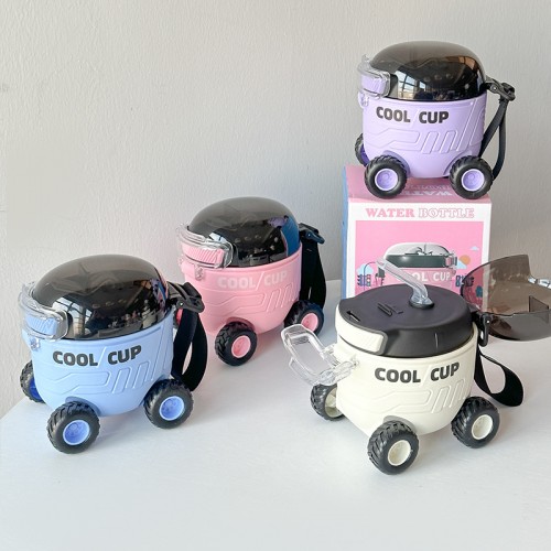 Vaso infantil con diseño de carrito, capacidad de 550ml, incluye popote y tapa, 4 colores surtidos. Ideal para niños 1535