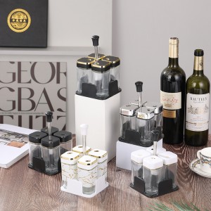 Set de especieros de vidrio con tapas blancas y detalles dorados, ideal para sal, pimienta y condimentos. Incluye base organizadora con agarradera central para fácil transporte Venta al por mayor  16071-7