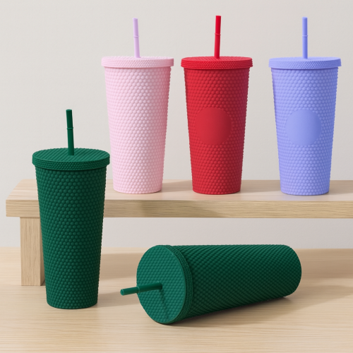 Vaso tipo liso texturizado de 1 litro con popote reutilizable, diseño moderno, colores variados, ideal para bebidas frías o calientes. Venta por mayoreo. 1645