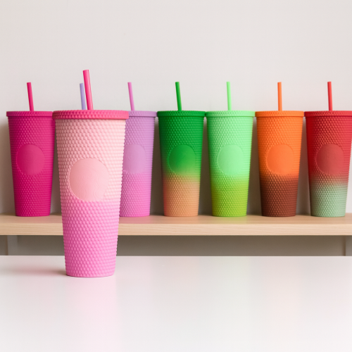 Vaso liso de 1 litro con textura y popote reutilizable, colores variados y difuminados, ideal para bebidas frías o calientes. Venta por mayoreo. 1646