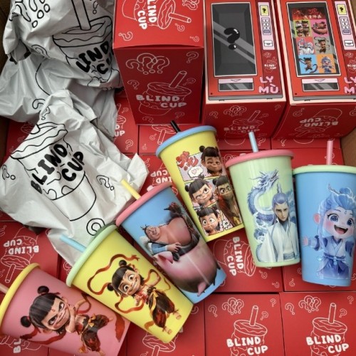 Vaso con tapa y popote de dibujos animados 600ml al por mayor 1693101
