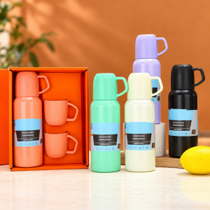 Termo de 600 ml con tazas incluidas y varios colores, ideal para compartir bebidas. Venta por mayoreo