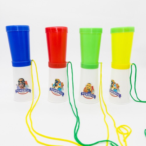 Silbato de plástico con cordón, ideal para animar partidos, eventos deportivos y celebraciones de la Copa del Mundo 2026. Venta por mayoreo 2159-6