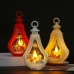 Lámpara decorativa navideña con luz LED cálida. Ideal para colgar o colocar sobre mesas. Diseño clásico en varios colores, 9.5 × 15 cm. Venta al por mayor 2230-12