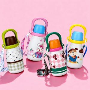 Termo Infantil de 650 ml con Doble Boquilla, Asa, Correa y Diseños Surtidos por Mayoreo