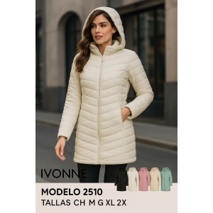 Chamarra larga acolchada para dama diseño térmico, ligera y cómoda. Incluye gorro integrado, cierre completo y bolsas laterales. 2 por talla de cada color y Doble negro Venta al por mayor 2510