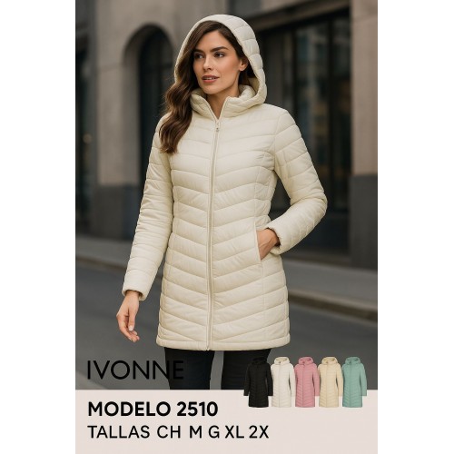 Chamarra larga acolchada para dama diseño térmico, ligera y cómoda. Incluye gorro integrado, cierre completo y bolsas laterales. 2 por talla de cada color y Doble negro Venta al por mayor 2510