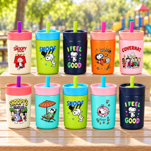 Vaso Infantil Snoopy de 12 oz con Popote, Tapa Antiderrames y Diseños Surtidos por Mayoreo