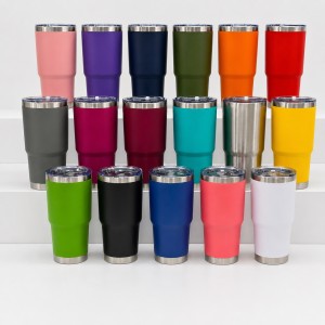 Termo en colores surtidos con tapa 30 oz, ideal para bebidas y uso diario. Venta por mayoreo