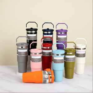 Termo de acero inoxidable de 30oz 890ml con asa, ideal para bebidas frías y calientes. Colores surtidos. Venta por mayoreo