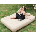Colchón inflable portátil con diseño ergonómico y superficie suave tipo gamuza. 191*153*25CM Ideal para camping, playa o visitas en casa. Por Mayoreo 34142-111