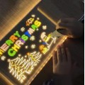 Pantalla de acrílico con luz led para dibujar. Incluye plumones fluorescentes y soportes, ideal para niños. Venta por mayoreo 3779