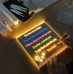 Pantalla de acrílico con luz led para dibujar. Incluye plumones fluorescentes y soportes, ideal para niños. Venta por mayoreo 3779