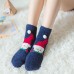 Calcetas de peluche térmicas con diseños navideños, modelos surtidos de Santa, reno y árbol de Navidad. Suaves, cómodas y perfectas para regalo. Venta al por mayor 3799