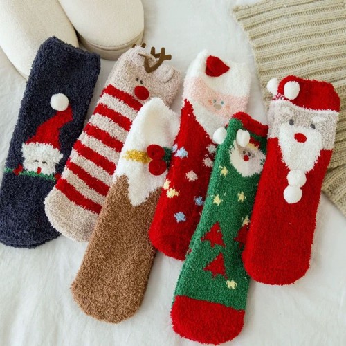 Calcetas de peluche térmicas con diseños navideños, modelos surtidos de Santa, reno y árbol de Navidad. Suaves, cómodas y perfectas para regalo. Venta al por mayor 3799