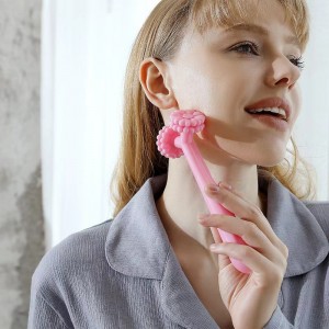 Rodillo masajeador facial manual con diseño de doble cabezal, ideal para limpiar, relajar y estimular la piel del rostro. Ayuda a mejorar la circulación, reducir la tensión facial y favorecer una piel más firme y radiante. Venta por mayoreo 