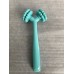 Rodillo masajeador facial manual con diseño de doble cabezal, ideal para limpiar, relajar y estimular la piel del rostro. Ayuda a mejorar la circulación, reducir la tensión facial y favorecer una piel más firme y radiante. Venta por mayoreo 