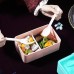 Lonchera tipo bento box con cierre elástico y compartimentos internos. Incluye cubiertos y está disponible en varios colores elegantes VENTA AL POR MAYOR 475LU