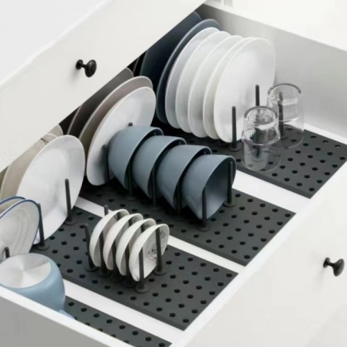 Organizador ajustable para cajones de cocina, con base perforada y varillas móviles que permiten adaptar el espacio a recipientes, platos, tapas y utensilios. Venta por mayoreo 4963