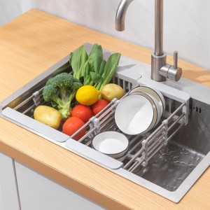 Escurridor ajustable de acero inoxidable y plástico resistente. Ideal para lavar frutas y verduras directamente en el fregadero. Práctico, duradero y fácil de limpiar.