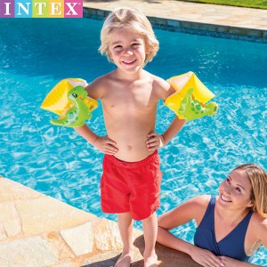 Par de flotadores infantiles para brazos ideales para juegos acuáticos en alberca o playa. Diseño colorido. Medida 23 cm x 20 cm. Venta por mayoreo 56664EP