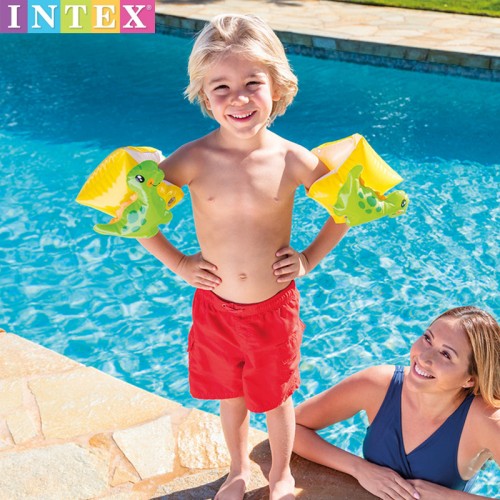 Par de flotadores infantiles para brazos ideales para juegos acuáticos en alberca o playa. Diseño colorido. Medida 23 cm x 20 cm. Venta por mayoreo 56664EP