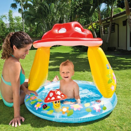 Inflable infantil tipo hongo ideal para juegos con agua en exteriores. Diseño colorido y práctico para niños. Medida 1.02 m x 89 cm. Venta por mayoreo 57114EP