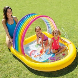 Inflable infantil tipo arcoíris ideal para juegos con agua en exteriores. Diseño colorido y práctico para niños. Venta por mayoreo 57156EP