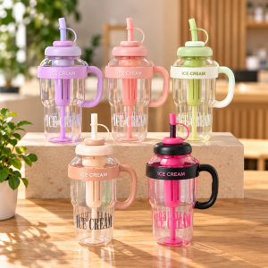 Vaso con asa y popote integrado en varios colores, ideal para bebidas de uso diario. Capacidad 1000ml. Venta por mayoreo