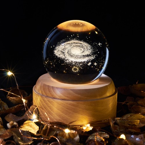 Lámpara decorativa en forma de esfera de cristal con grabado 3D de galaxia iluminada. Incluye base de madera con luz LED cálida Venta al por mayor  60600