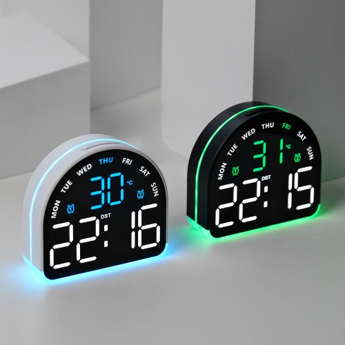 Reloj digital LED con luz en diferentes colores ideal para escritorio o recámara. 10.5*10.5cm Diseño moderno con alarma y conexión USB. Venta por mayoreo 5522 60944