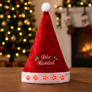 Gorro navideño “Feliz Navidad” y luces decorativas, ideal para celebraciones de temporada. Venta por mayoreo