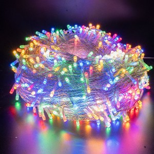 Serie LED de 10 metros con 100 luces multicolor y 4 modos de iluminación. Cable transparente ideal para decoración navideña, fiestas o interiores.