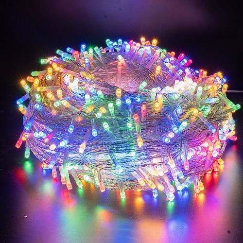 Serie LED de 10 metros con 100 luces multicolor y 4 modos de iluminación. Cable transparente ideal para decoración navideña, fiestas o interiores.